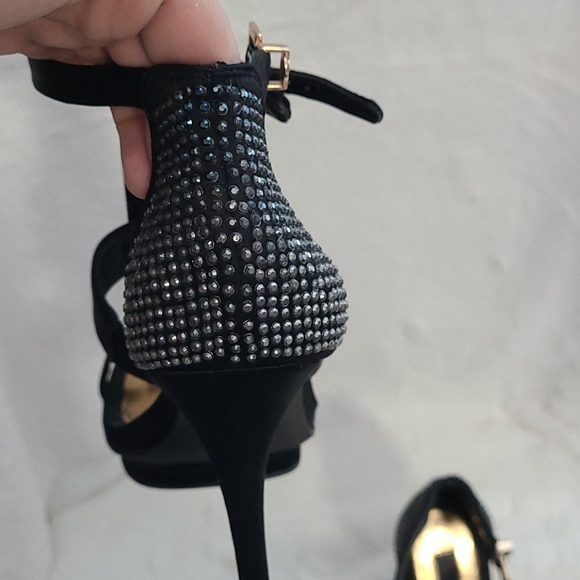 BCBG MaxAzria heels - Picture 9 of 10